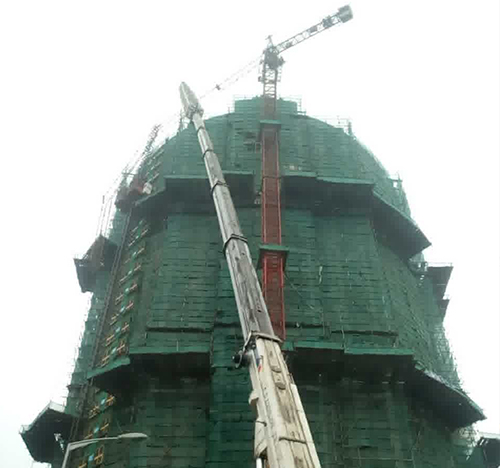 西盟吊车在工地上作业